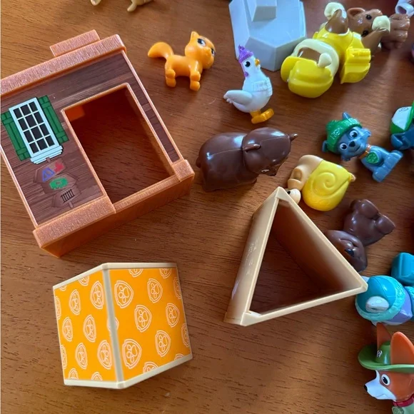 Paw Patrol Colorful 35 Piece Figurine Toy Set - Picture 4 of 5